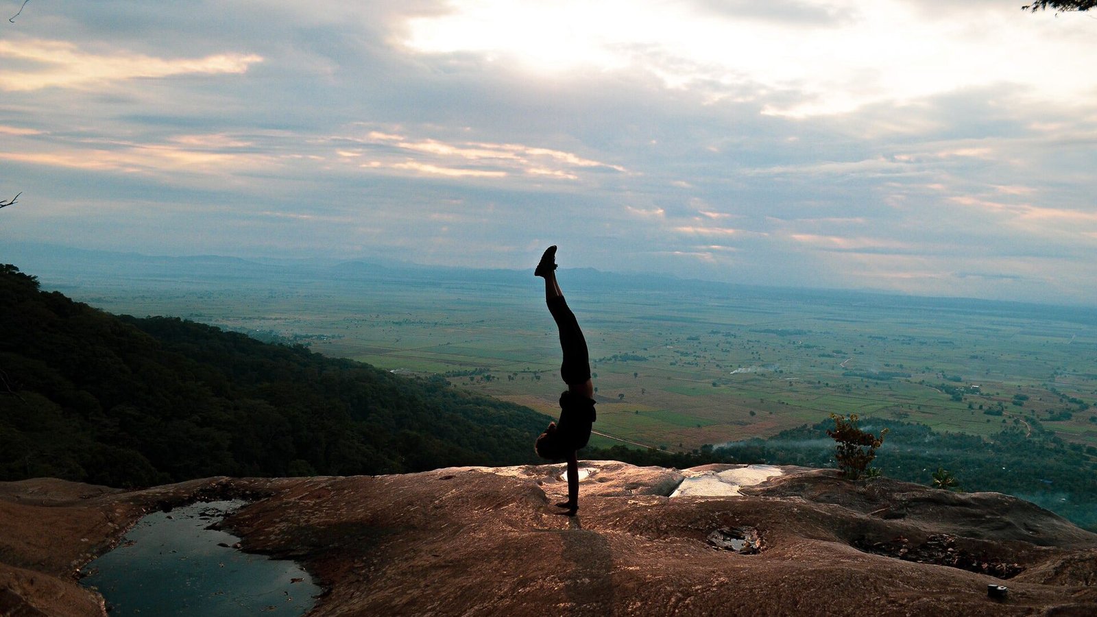 Handstand over the valley, Udzungwa